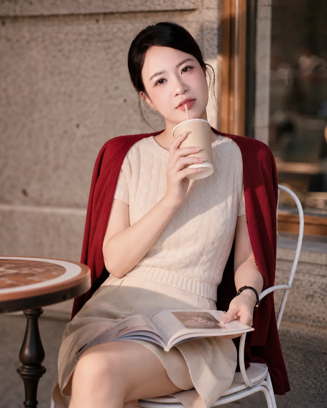 Tiểu thư bên quán coffee